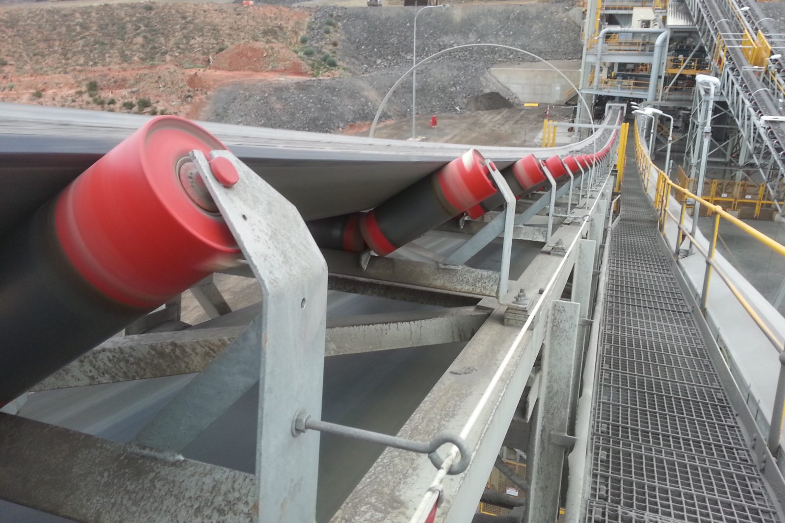steel vs plastic conveyor rollers